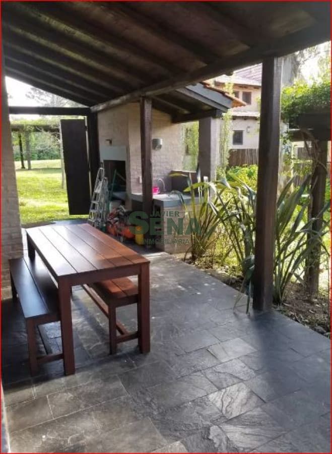 Alquiler de casa en Pinares, 2 dormitorios, 2 baños, piscina, lindo lugar.