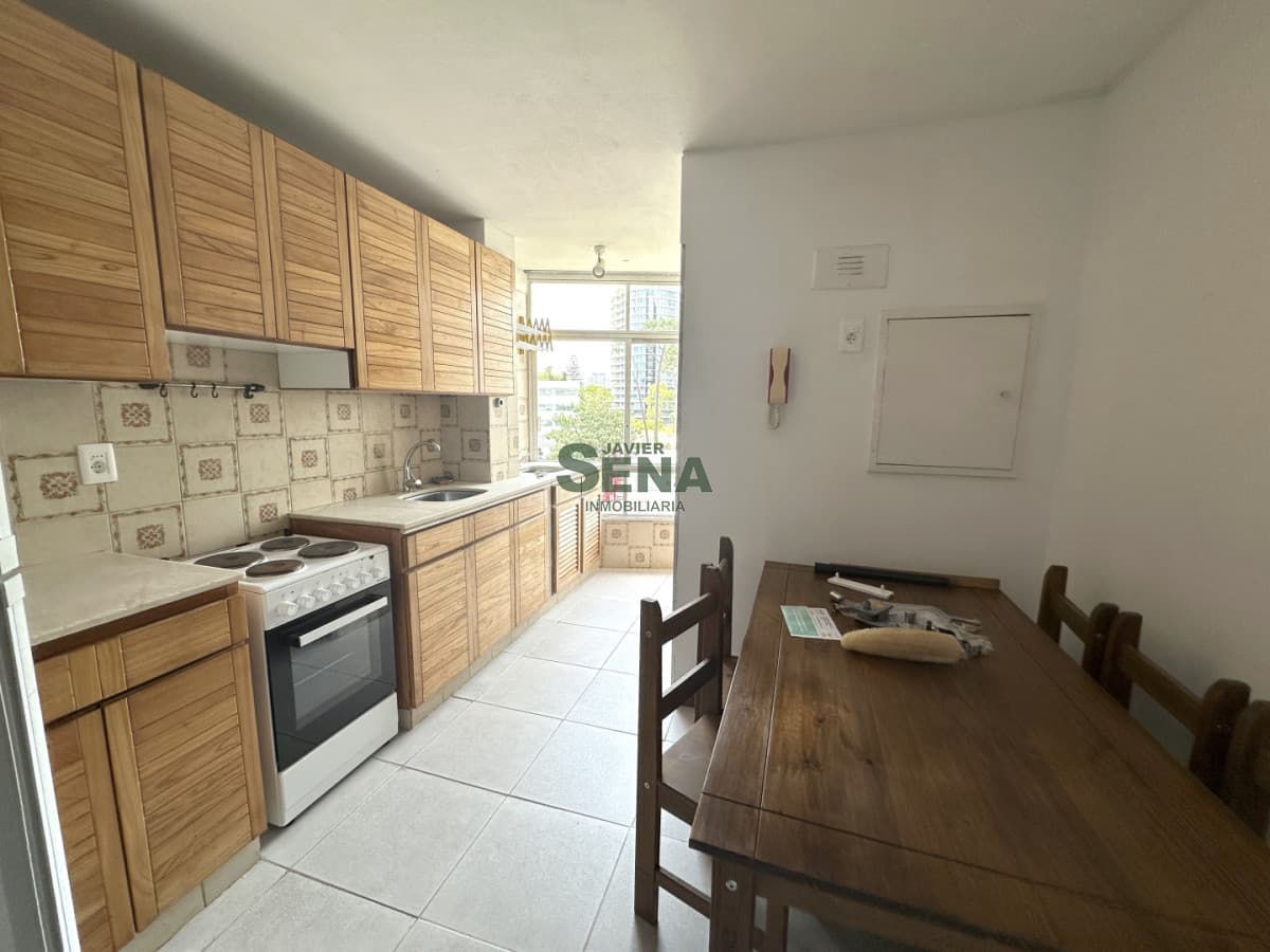Venta de apart en la Roosevelt, 3 dorm, 3 baños, balcon, servicios.