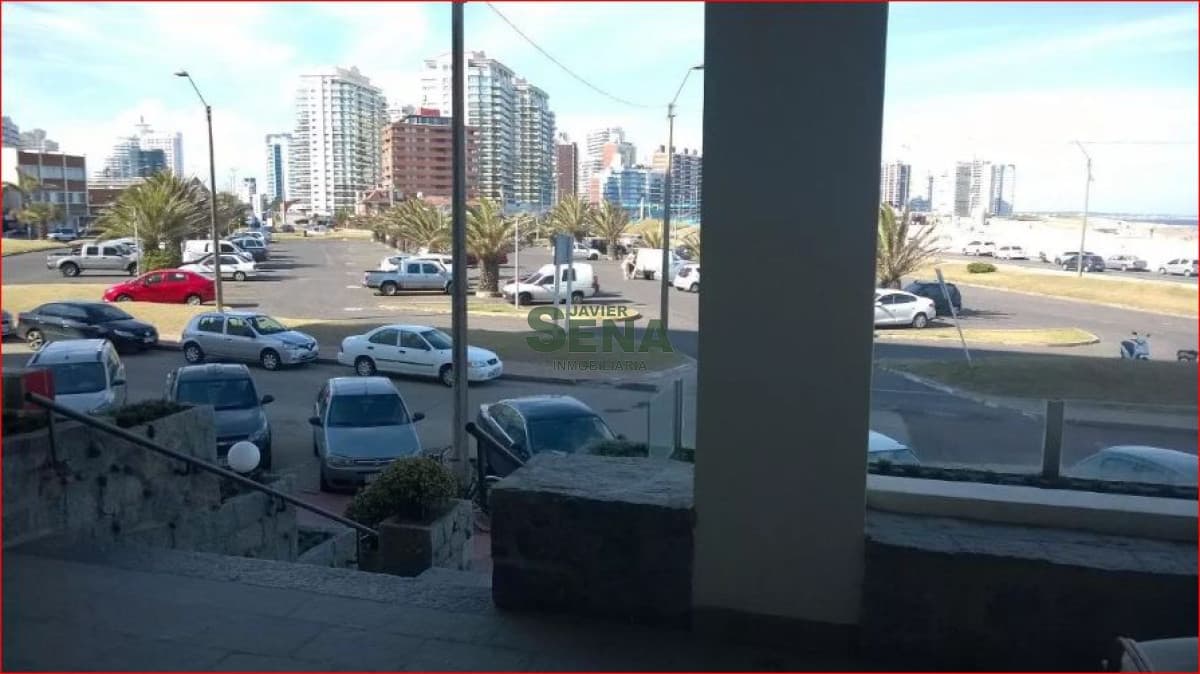 Alquiler de apartamento en la Peninsula, 1 dormitorio, baño, a un paso de todo.