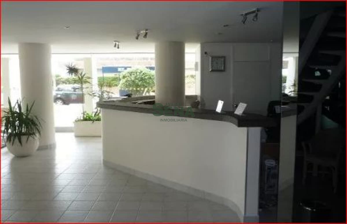 Venta de apartamento en la Peninsula, 1 dormitorio y dos baños, buen edificio.