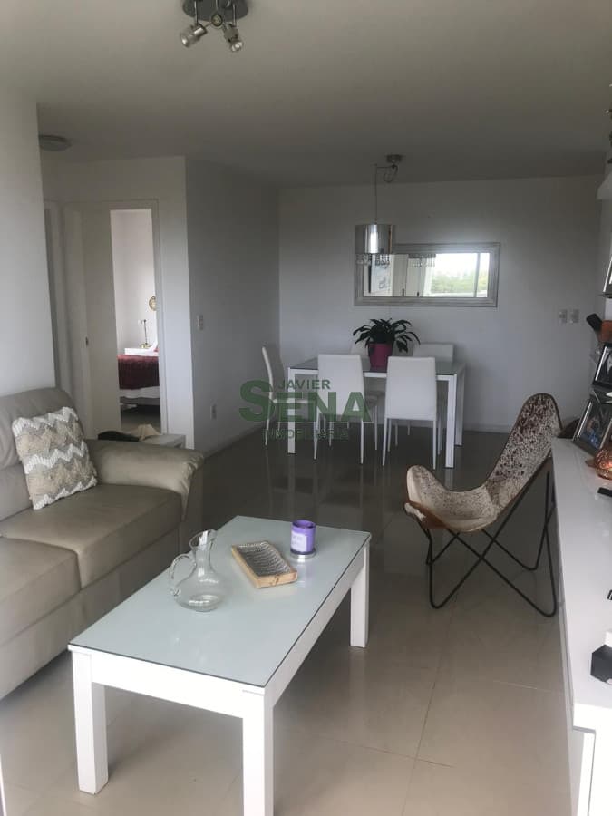 Alquiler de apartamento en la Roosevelt, 2 dormitoriosd, 2 baños, piscina, buen edificio.