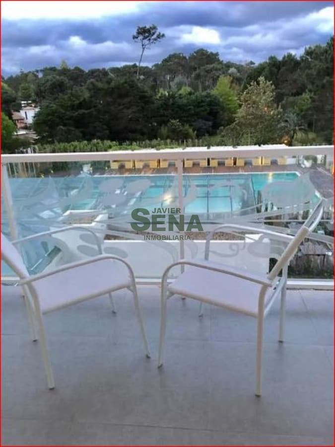 Venta y alquiler de apartamento en la Roosevelt, 2 dormitorios, 2 baños, con todos los servicios.
