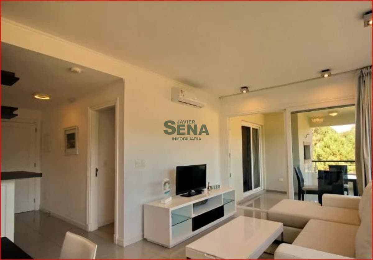 Alquiler de apartamento en Solanas, 1 dormitorio y medio, baño, con servicios.
