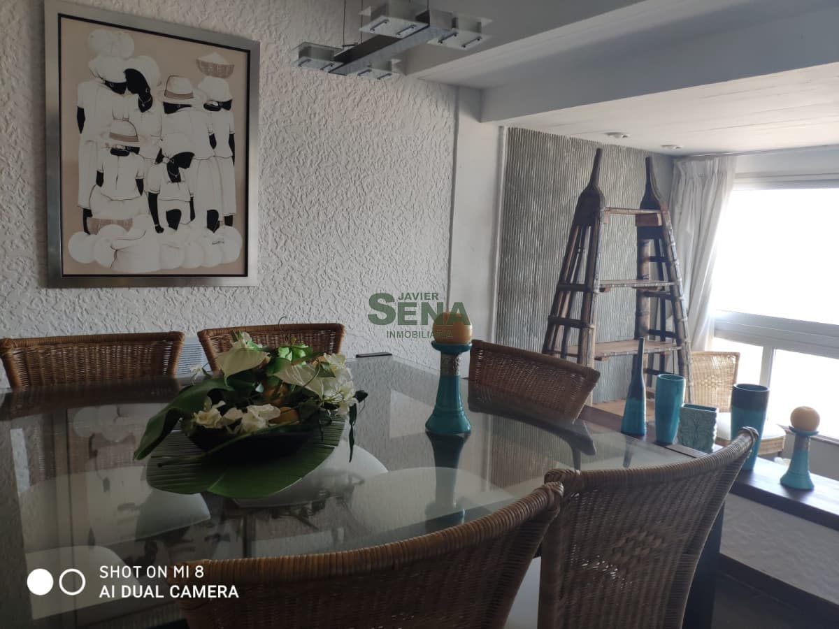Venta y alquiler de apto en la brava, 2 dormit, 2 baños, piscina, vista al mar.
