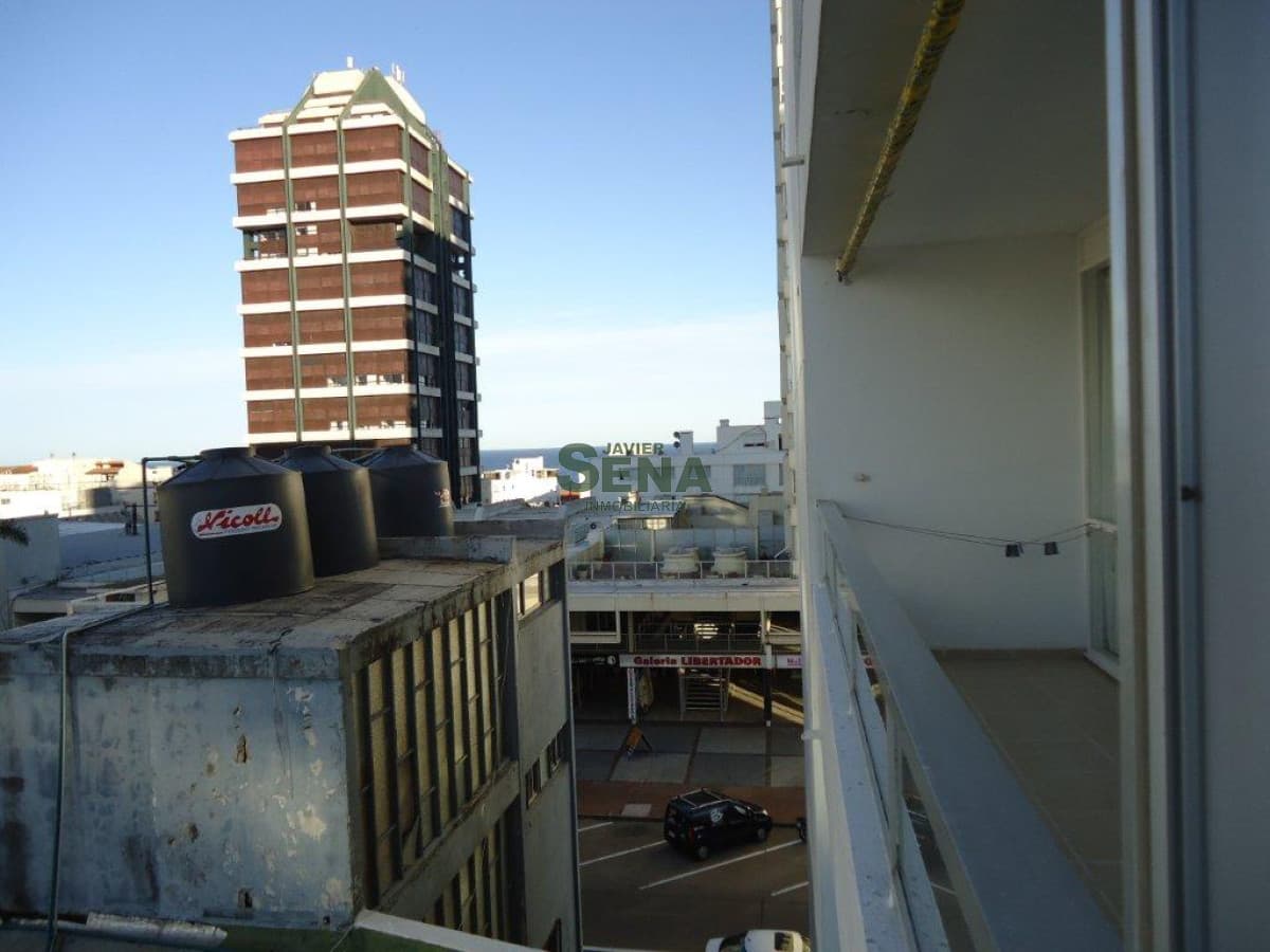 Venta y alquiler de apartamento en la Peninsula, 2 dormitorios, 2 baños, pleno centro de Punta del este.