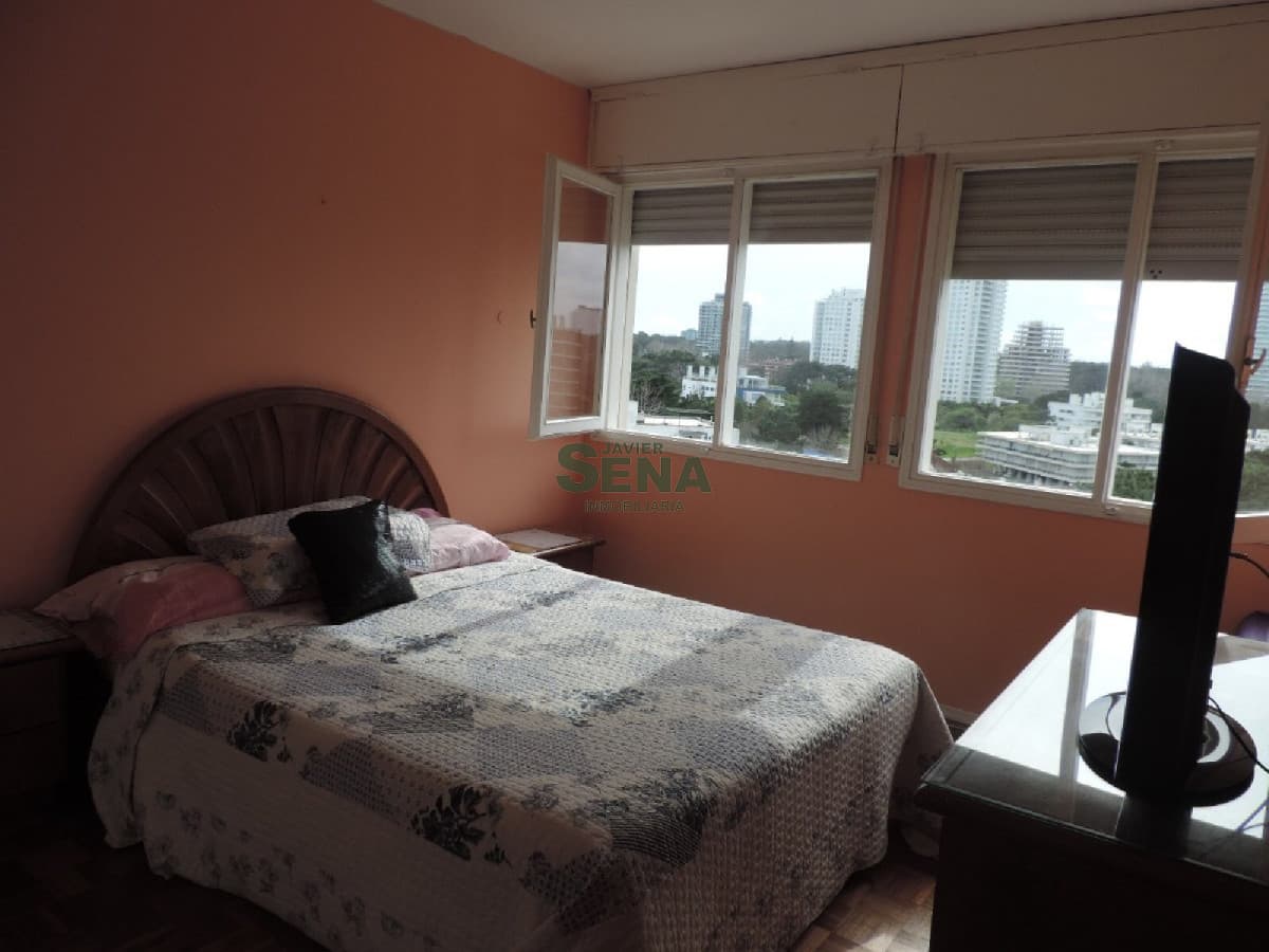 Alquiler en la Brava, 3 dormitorios, 2 baño, buen edificio.