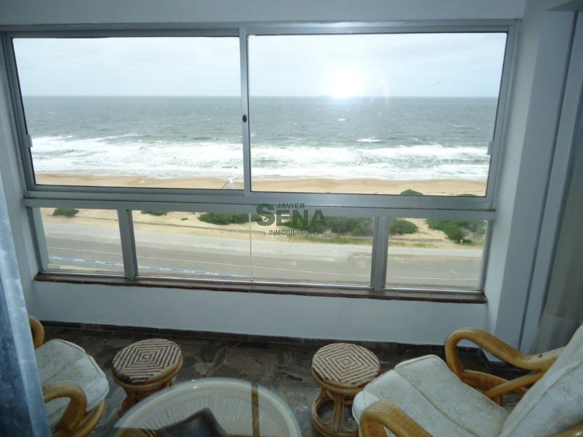 Alquiler de apartamento en la Brava, 3 dormitorios, 2 baños, pileta, servicios y gran vista.