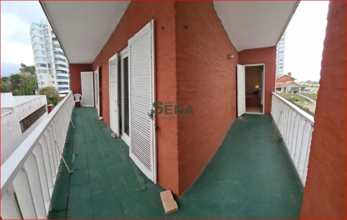 Alquiler de apartamento en la Brava, 2 dormitorios, 2 baños, a metros del mar.