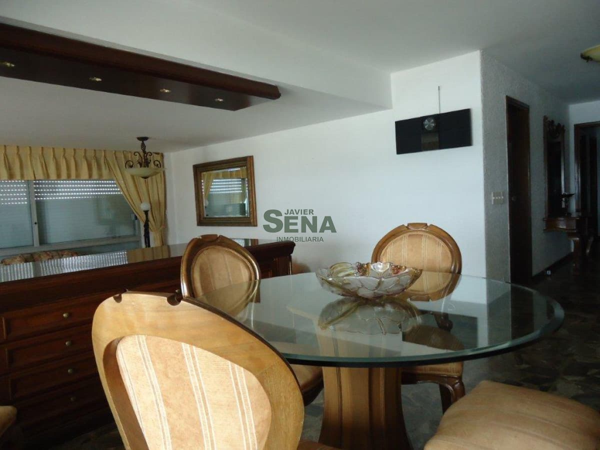 Alquiler de apartamento en la Brava, 3 dormitorios, 2 baños, pileta, servicios y gran vista.