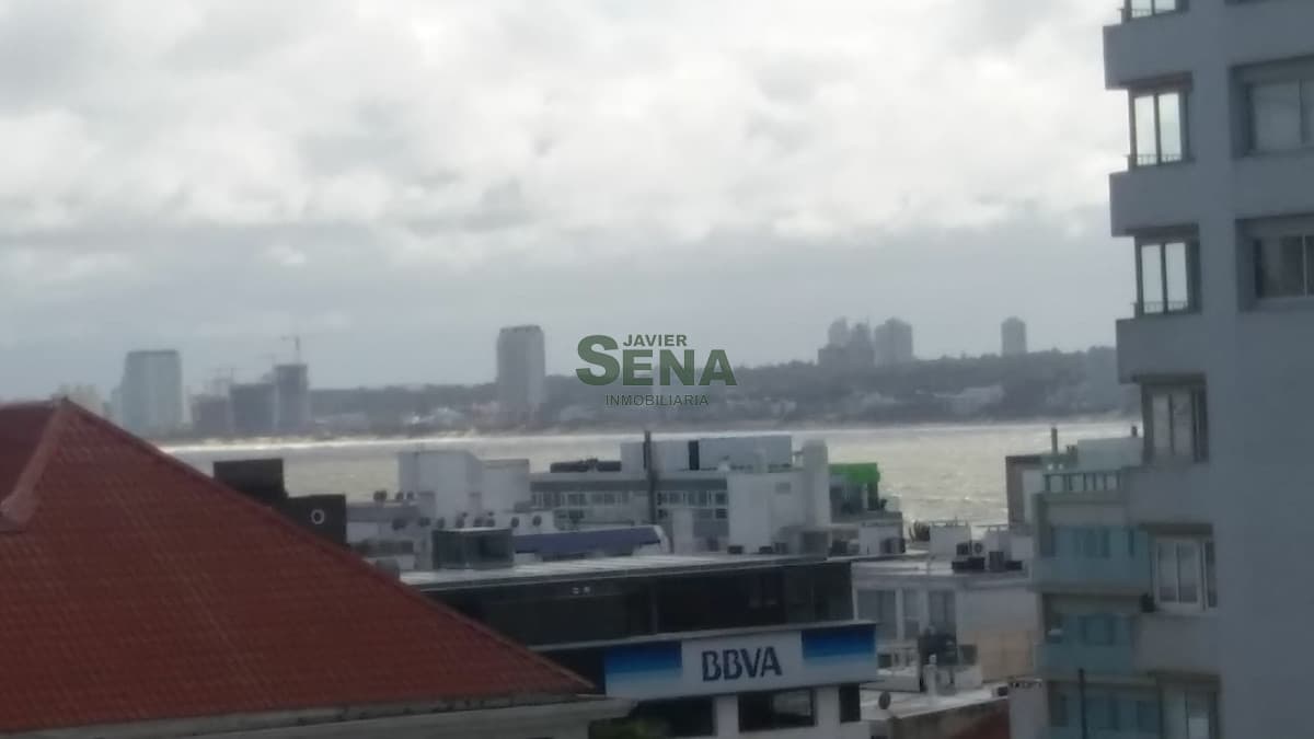 Venta y alquiler de apartamento en la Peninsula, 2 dormitorios, 2 baños, pleno centro de Punta del este.