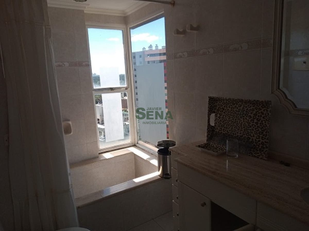 Alquiler apartamento en la Brava,  2 dormitorios, 2 baños, gran vista al mar, con todos los servicios.