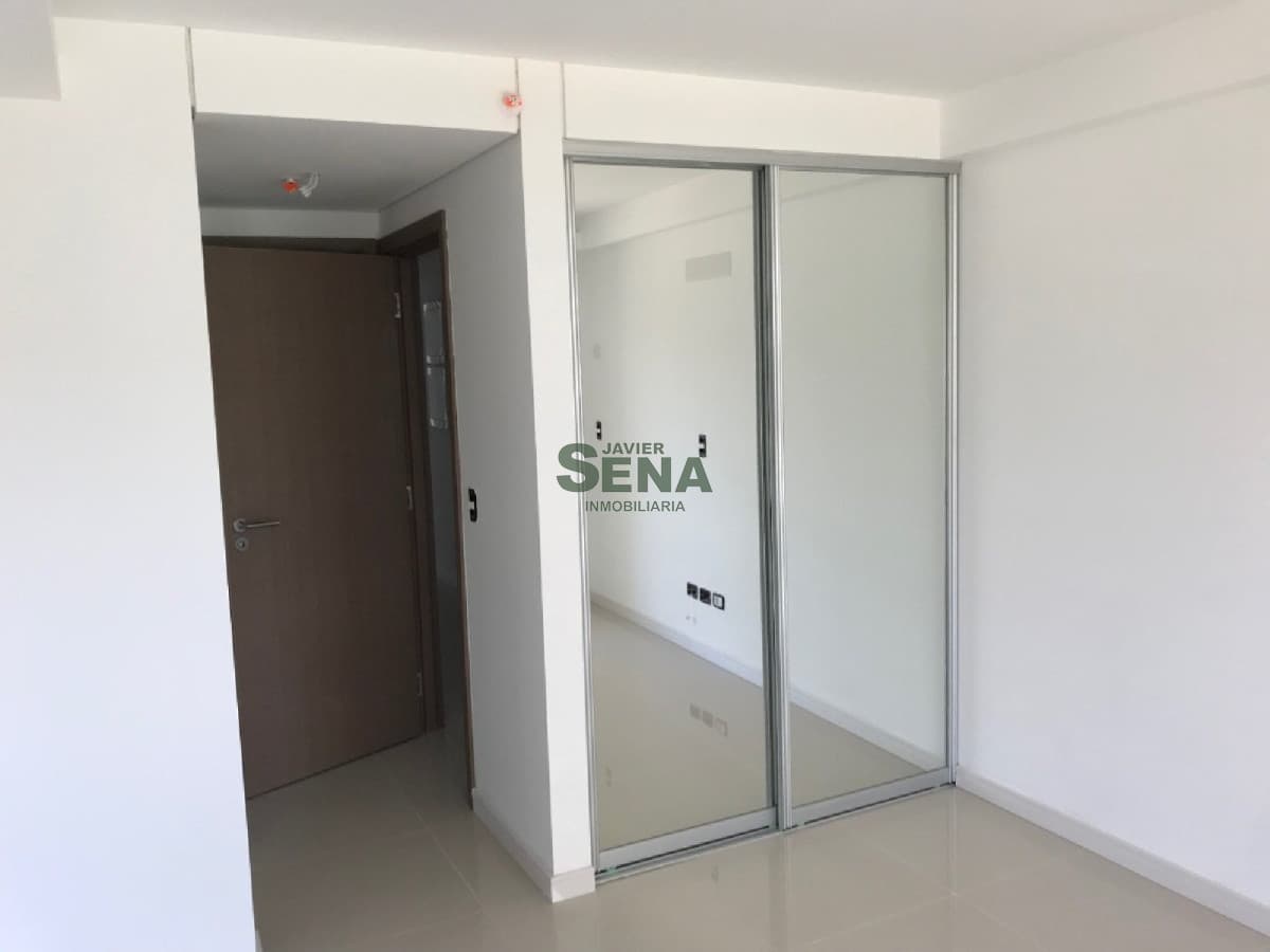 Venta de apartamento en la Brava, 3 dormitorios, 4 baños, buena vista y todos los servicios.
