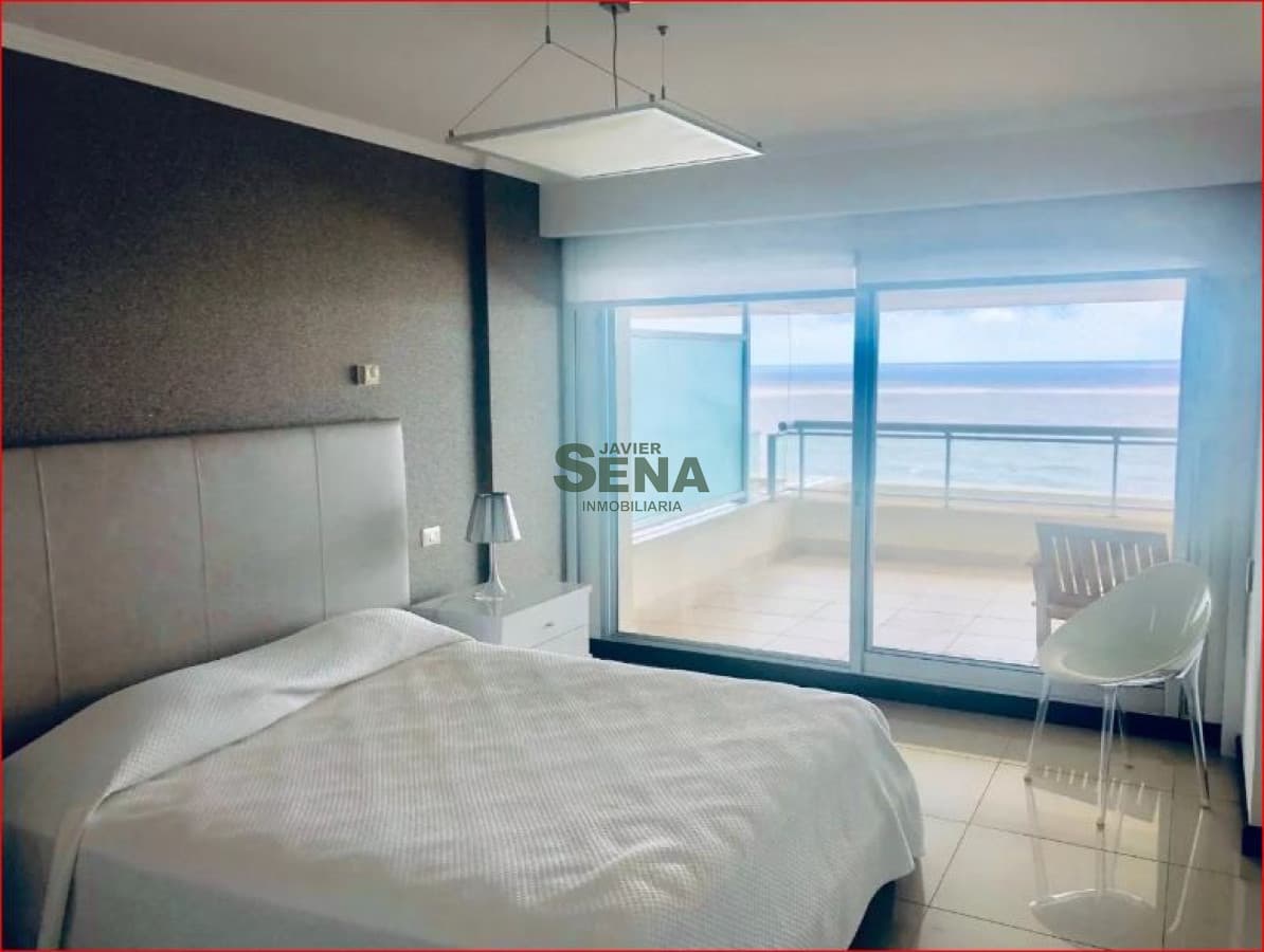Venta y alquiler de apartamento en la Brava, 3 dormitorios, 5 baños, la mejor vista y servicios.