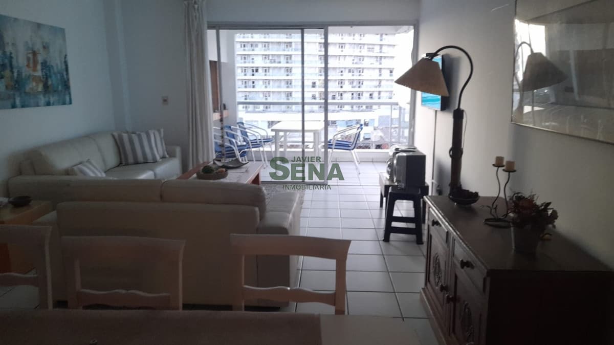 Alquiler de apartamento en la Mansa, de 3 dormitorios y 2 baños con servicios.