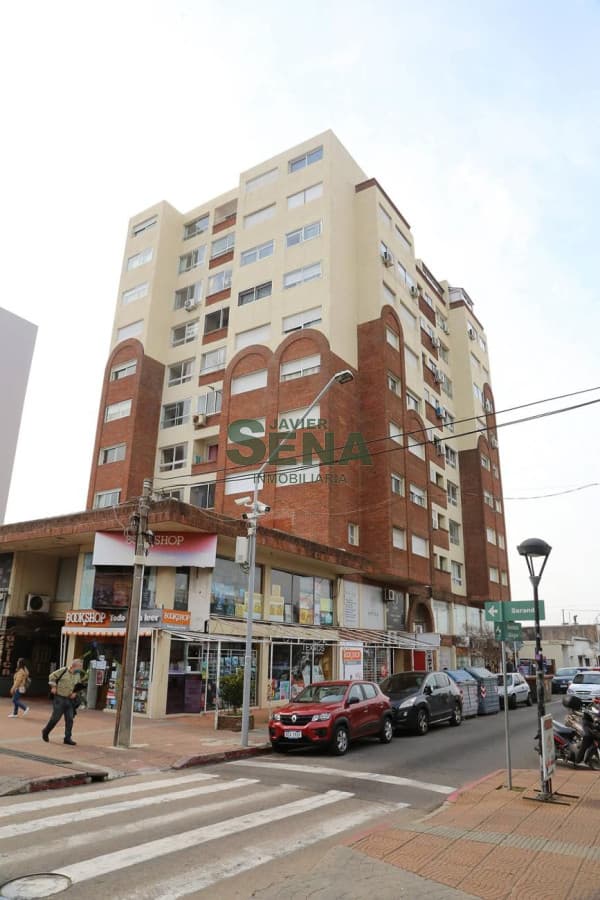 Venta de apartamento en entrepiso en maldonado centro, local amplio, baño compartido.