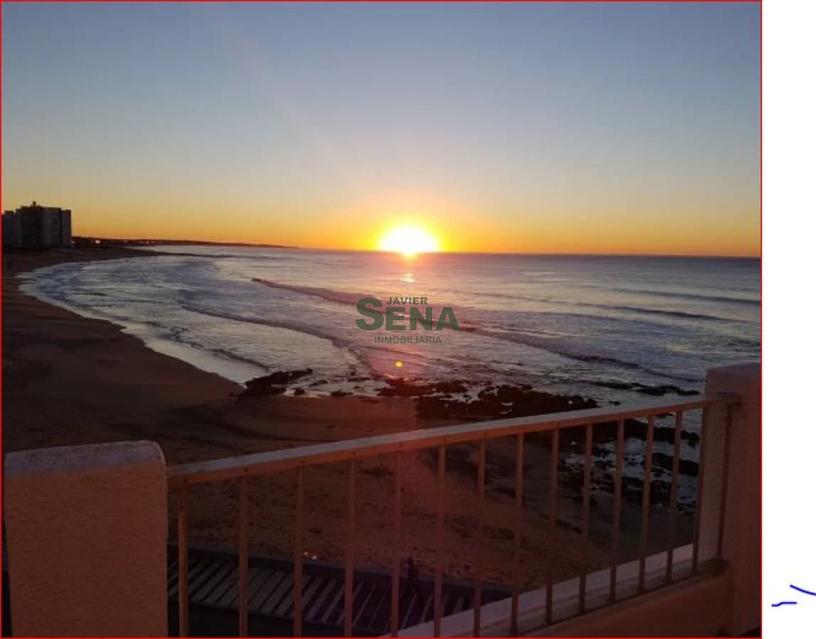 Alquiler de apartamento en la Peninsula, 2 dormitorios, 2 baños, balcon, linda vista al mar.