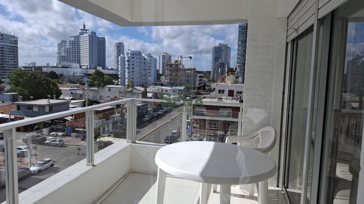 Alquiler de apto zona brava, de 3 dormitorios, 2 baños, balcón, buena vista.