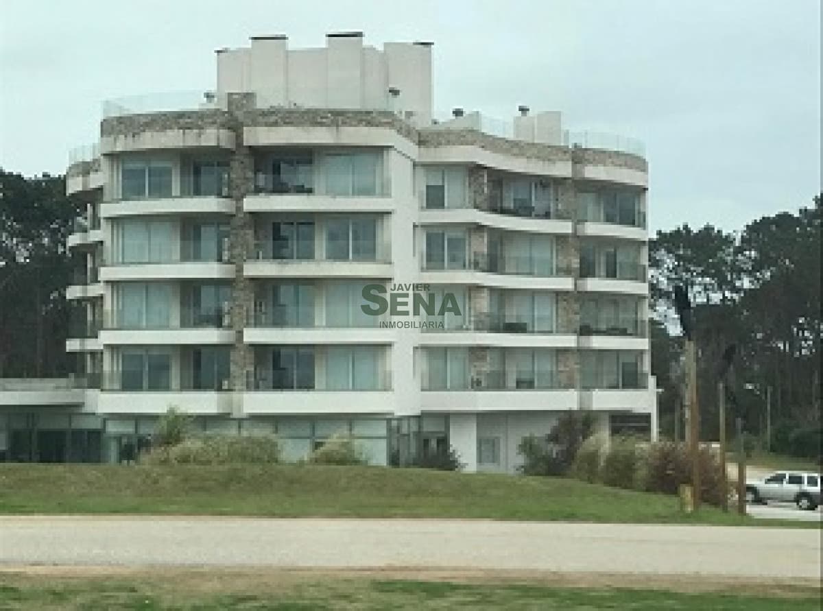 Venta de espectacular apartamento en la Mansa de 2 dormitorios en suite y toilette, piscina.