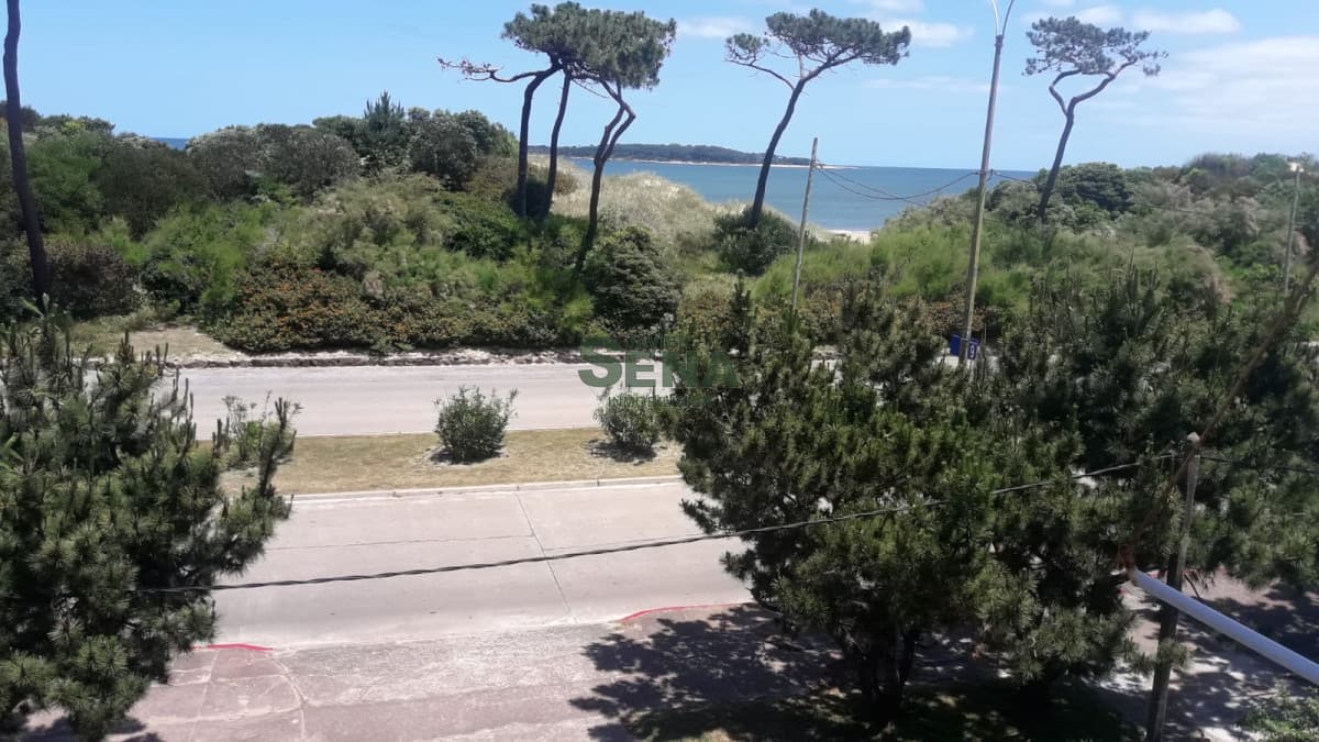 Alquila apartamento en la mansa, 3 dormitorios, 2 baños, buena vista, por escalera.