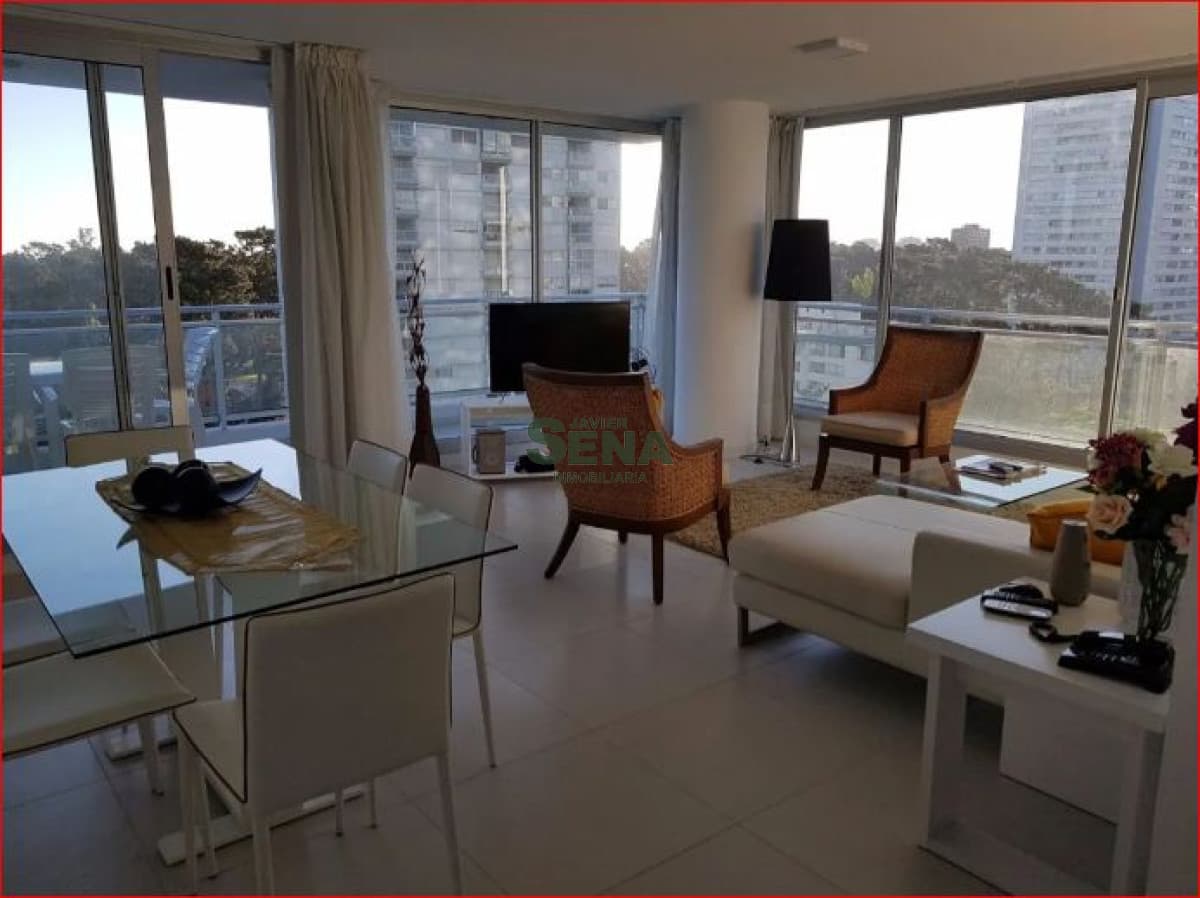 Alquiler de apartamento en la Roosevelt, 2 dormitorios, 2 baños, balcon, piscina, servicios.