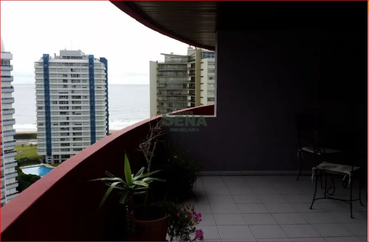 Alquiler de apartamento en la Brava, 2 dormitorios, 2 baños, con servicios y buena vista.