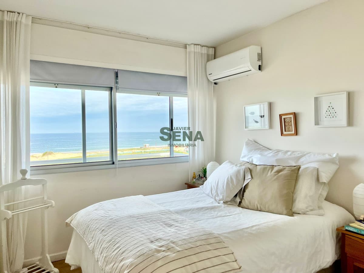 Alquiler de apartamento en la brava, 2 dormitorios, 2 baños, balcon, muy buena vista, frente al mar.