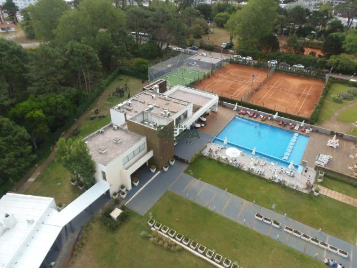 Venta de apartamento en Av . Roosevelt, 1 dormitorios y medio, baño, y todos los servicios.