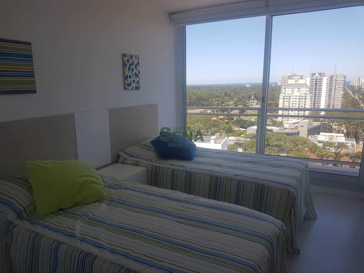 Alquiler en la Roosevelt, 3 dormitorios, 2 baños, gran vista y servicios.-