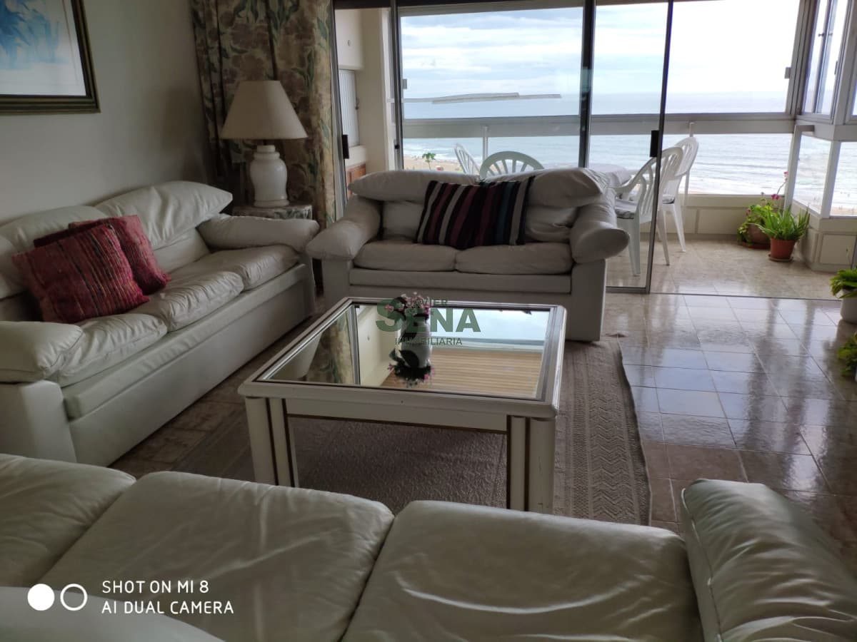 Venta de apartamento en la Peninsula, 4 dormitorios, 4 baños, balcon, gran vista con servicios.