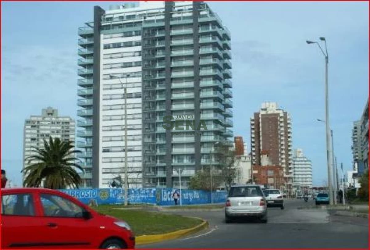Venta con renta de apartamento en la Mansa, 2 dormitorios, 2 baños, piscina, mas servicios.