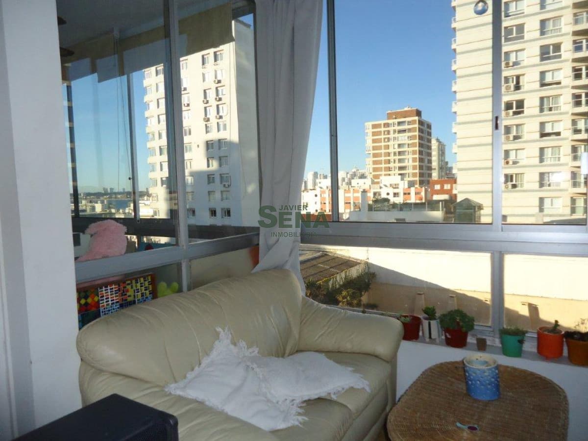 Venta y alquiler de apartamento en la Peninsula, 2 dormitorios, 2 baños, pleno centro de Punta del este.