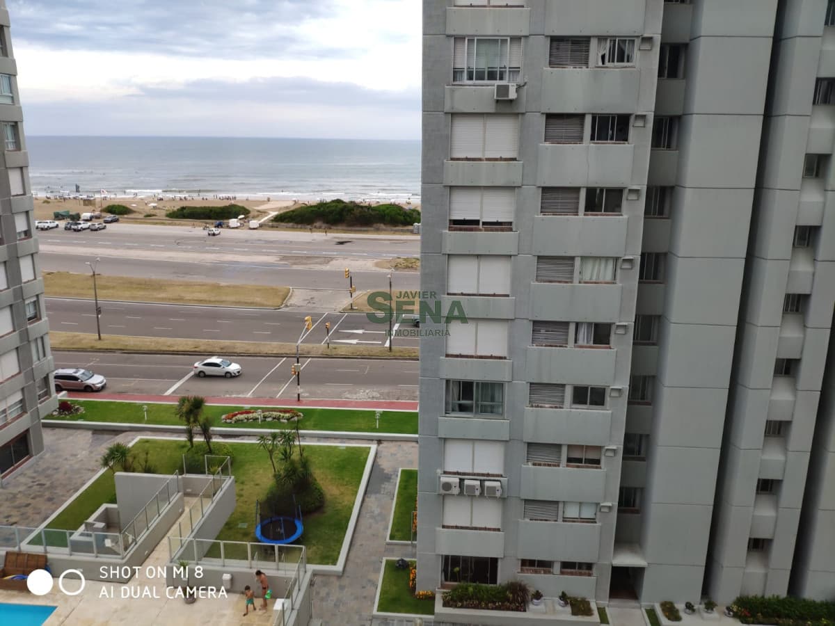 Venta de apartamento en la brava, 3 dormitorios, 2 baños, piscina, buena vista.