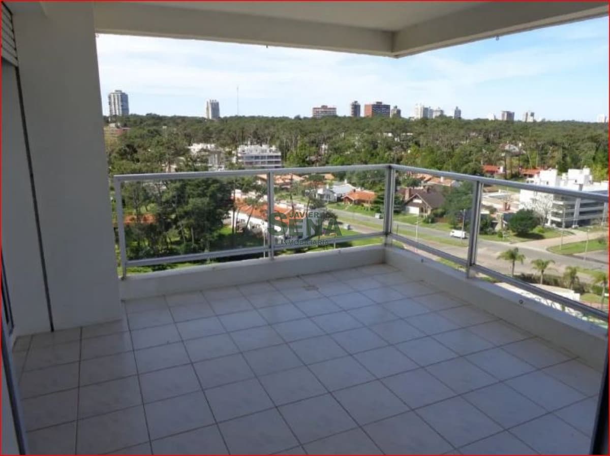 Alquiler de apartamento en la Mansa, 3 dormitorios, 3 baños, piscina, canchas, balcon, vista.
