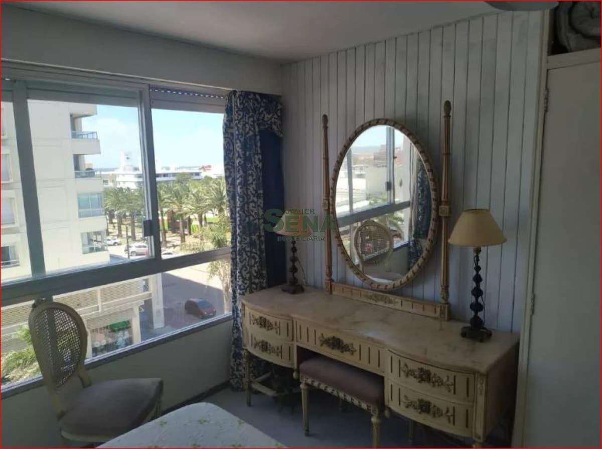 Alquiler de apartamento en la Peninsula, 1 dormitorio, baño, buen edificio.