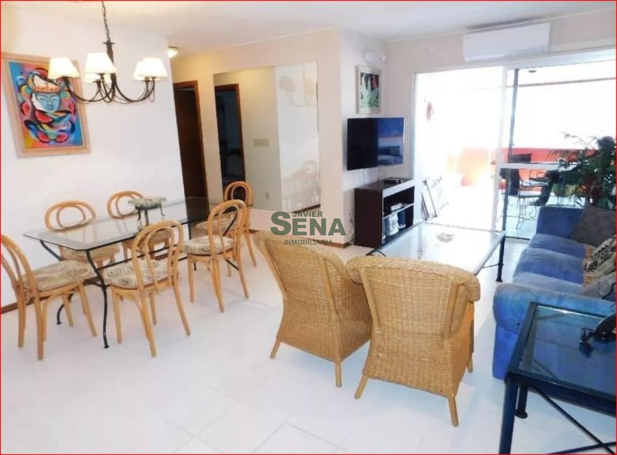 Alquiler de apartamento en la Brava, 2 dormitorios, 2 baños, con servicios y buena vista.