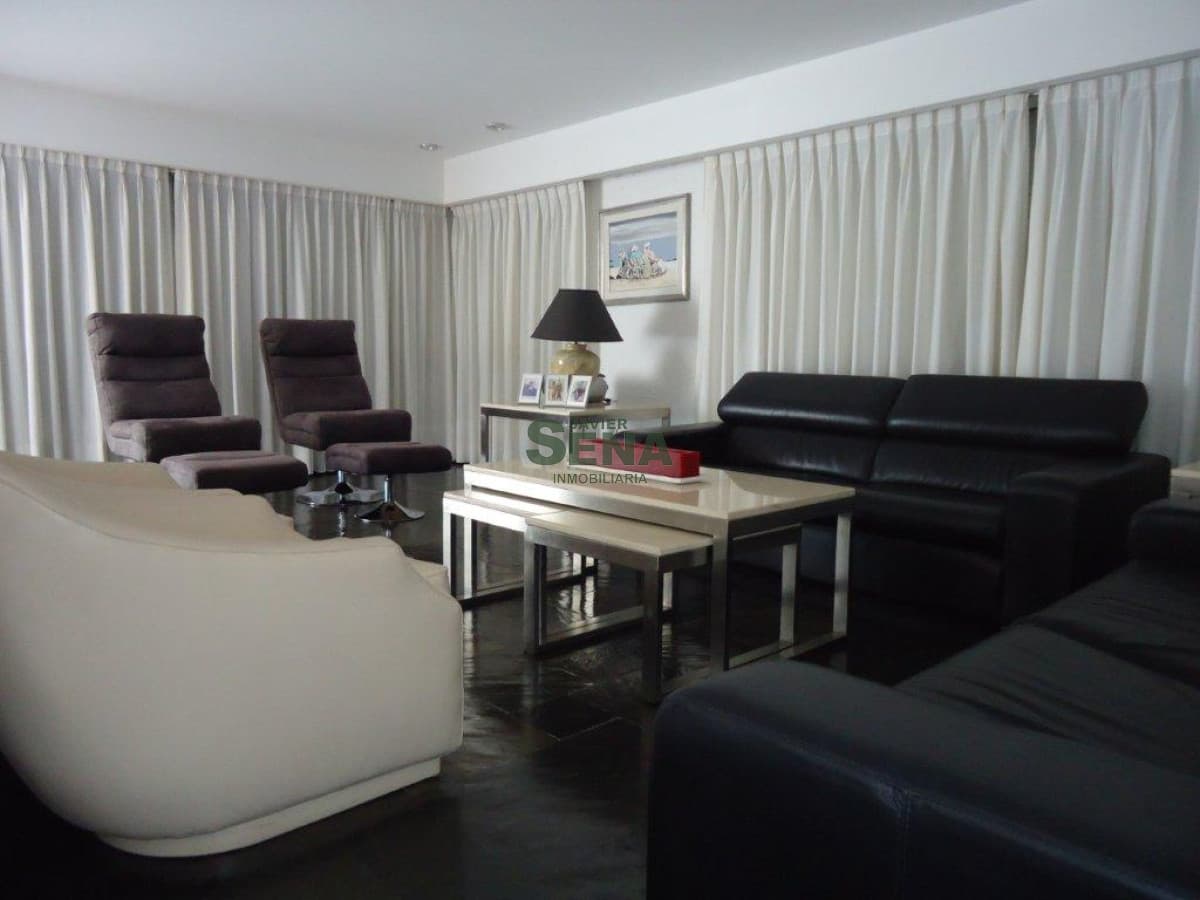 Alquiler de apartamento en la Brava, 3 dormitorios, 2 baños, garaje, pileta y servicios.