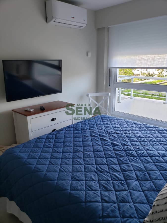 Alquiler de apartamento en la Roosevelt, 1 dormitorio, baño, lindo edificio, con pocos años construidos.