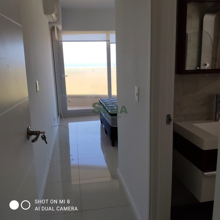 Alquiler y venta de apartamento en la Mansa, 2 dormitorios, 3 baños, piscina, frente al mar.