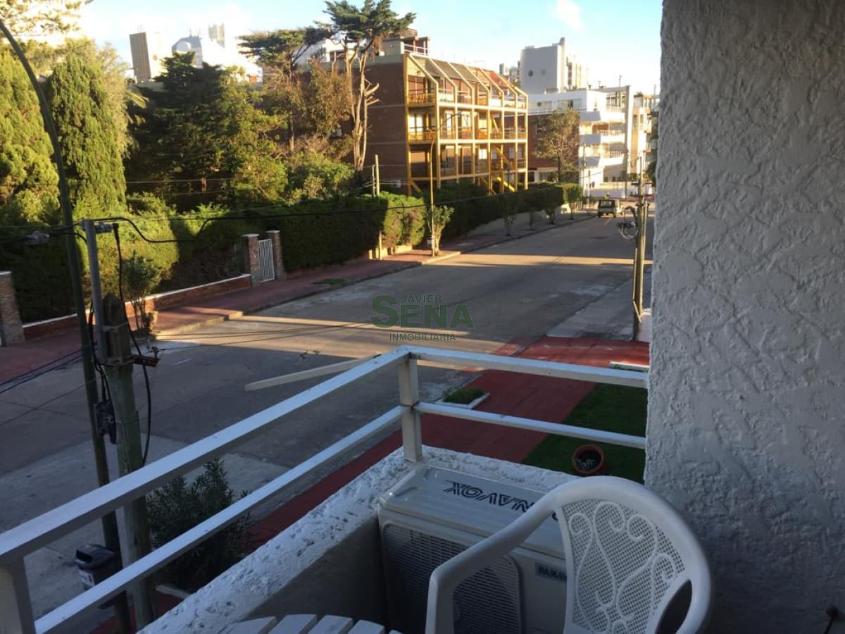 Alquiler de apartamento en Peninsula, 1 dormitorio y medio, baño, balcon.
