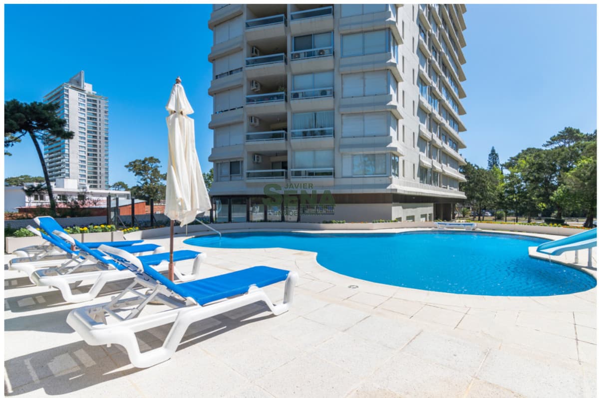 Venta de apart en la Roosevelt, 3 dorm, 3 baños, balcon, servicios.