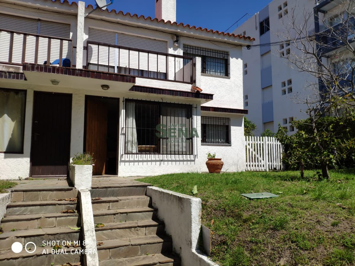 Alquiler y Venta de apartamento en la Brava, 3 dormitorios, 2 baños, planta baja, a metros del mar.