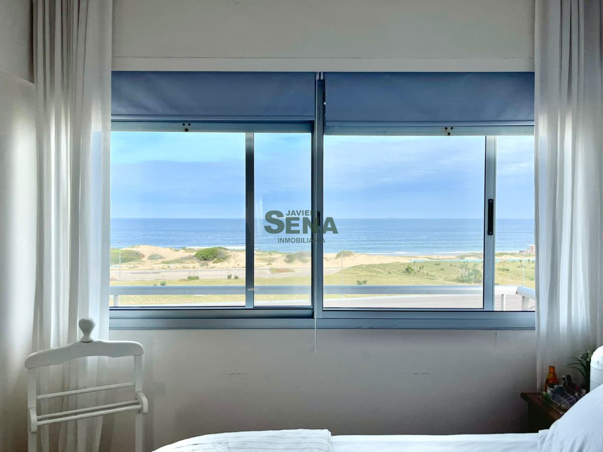 Alquiler de apartamento en la brava, 2 dormitorios, 2 baños, balcon, muy buena vista, frente al mar.