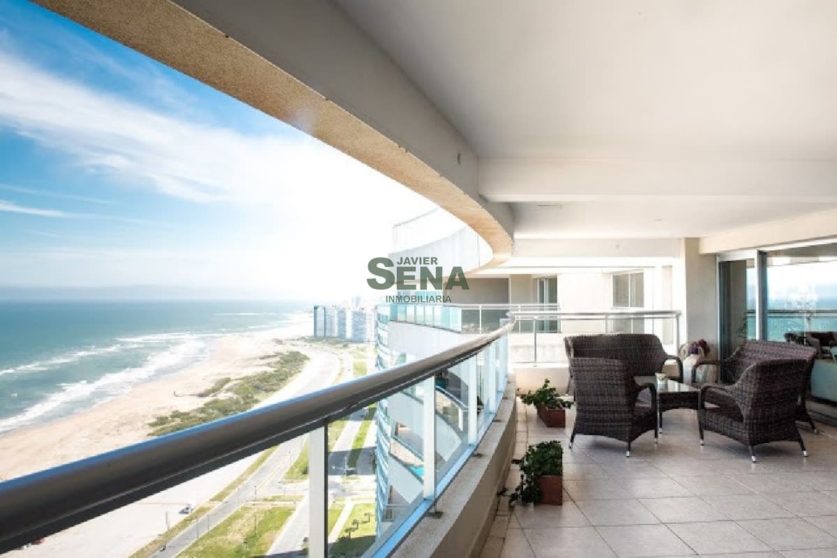 Venta apartamento en Playa Brava, gran piso con la mejor vista al Mar, 5 Dormitorios, 7 baños, 2 suite, todos los servicios.