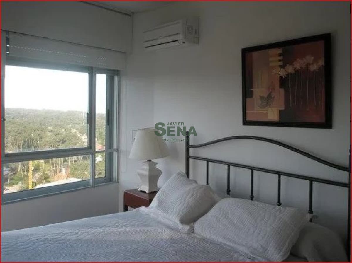 Alquiler de apartamento en la Roosevelt, 3 dormitorios, 3 baños, buena vista y todos los servicios.