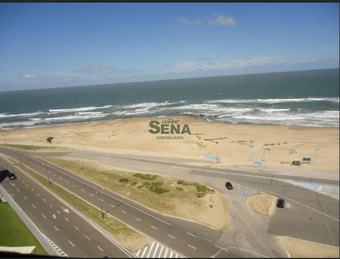 Venta y alquiler de apto en la Brava, 3 dormitorios, 2 baños, terraza, vista