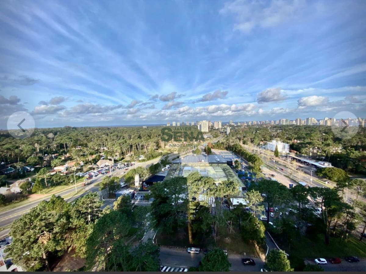 Venta de apartamento en la Roosevelt, 3 dormitorios, 2 baños, mas servicio con baño, pileta, aminities completos.