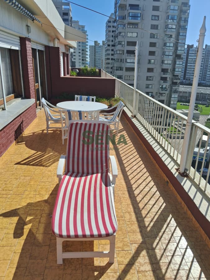 Venta de apartamento penthouse en la brava, 2 dormitorios y 2 baños con terraza con vista a la Mansa