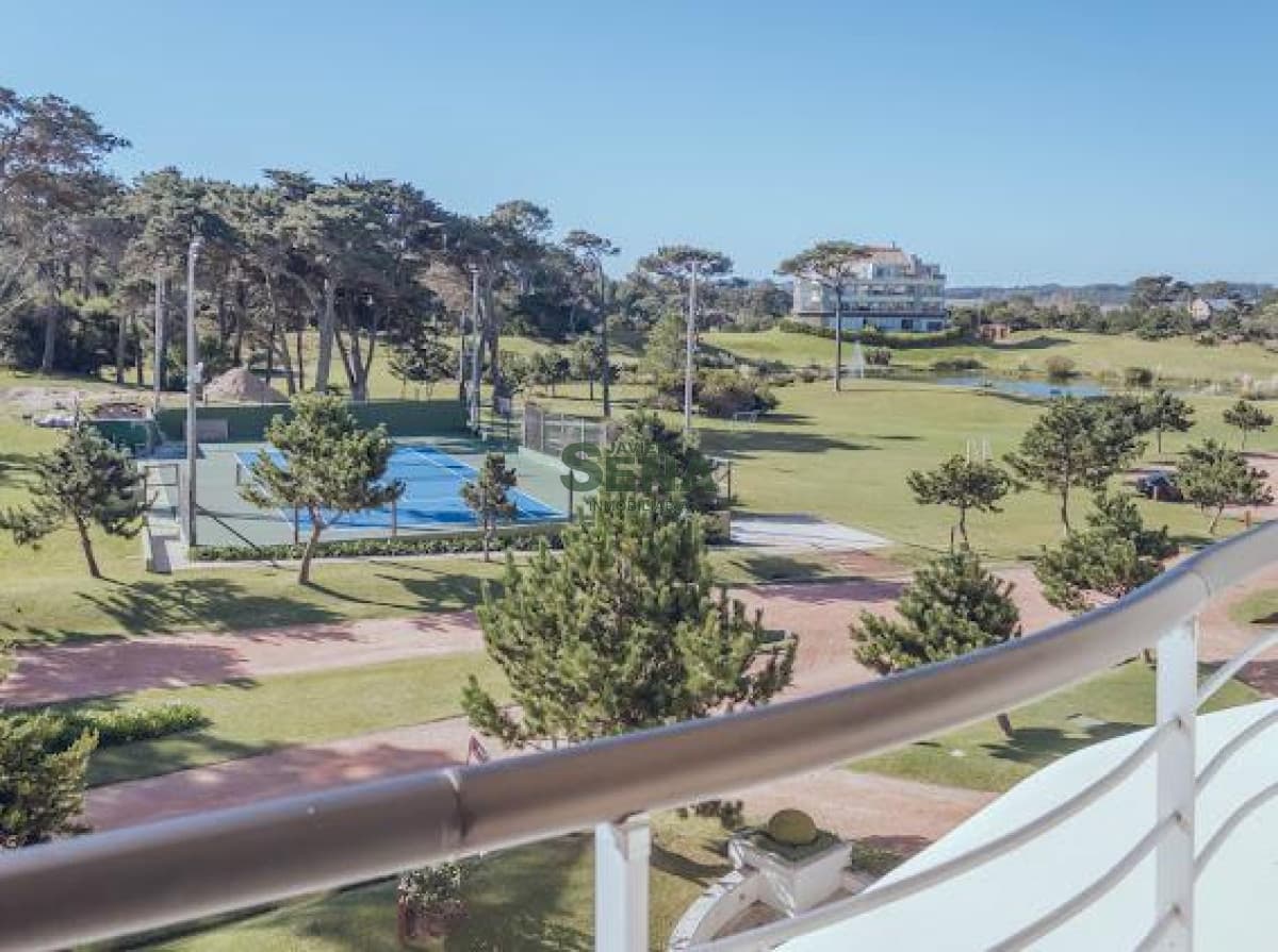 Venta de apartamento en complejo Veramansa,  combinación natural de campo, bosque y mar en un area exclusiva de Punta del Este con todas las amenities