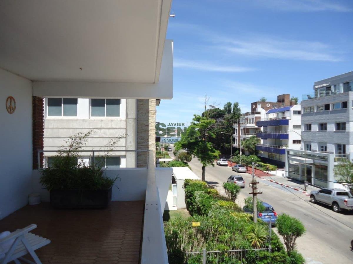 Venta y alquiler apartamento en la peninsula, 2 dormitorios, 2 baños, balcon.