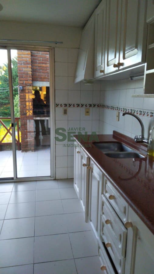 Venta de apartamento en Mansa, 2 dormi, baño, muy iluminado con estacionamiento